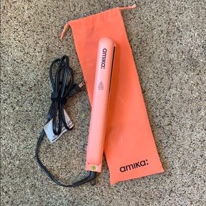 Amika Straightener